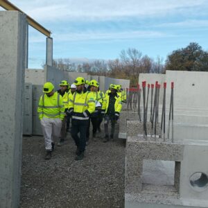 Photo de groupe sur le site CHAPSOL avec les apprentis et formateurs