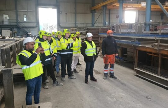 Présentation des métiers du béton préfabriqué aux apprentis